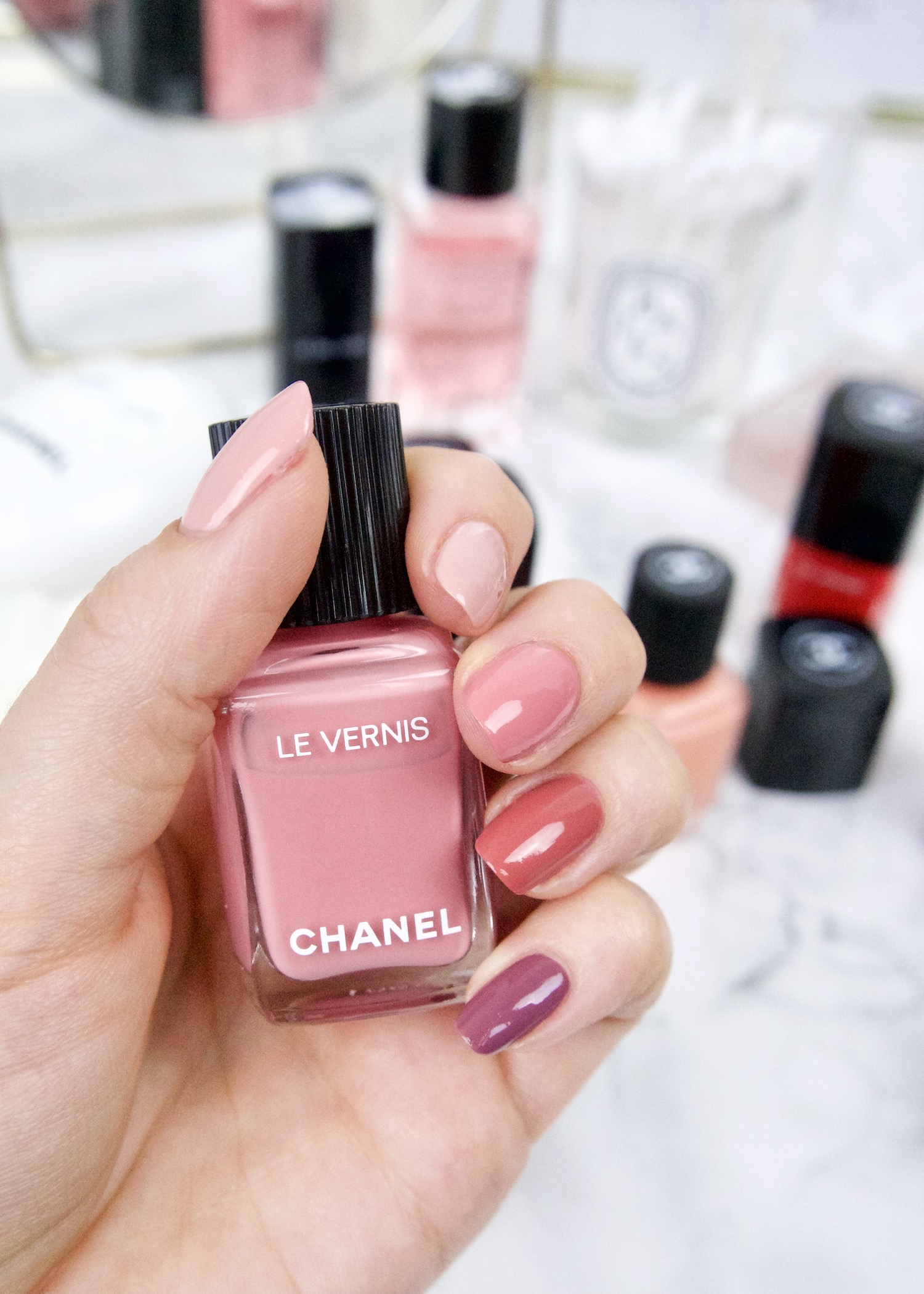 Chanel Le Vernis swatches op nagels