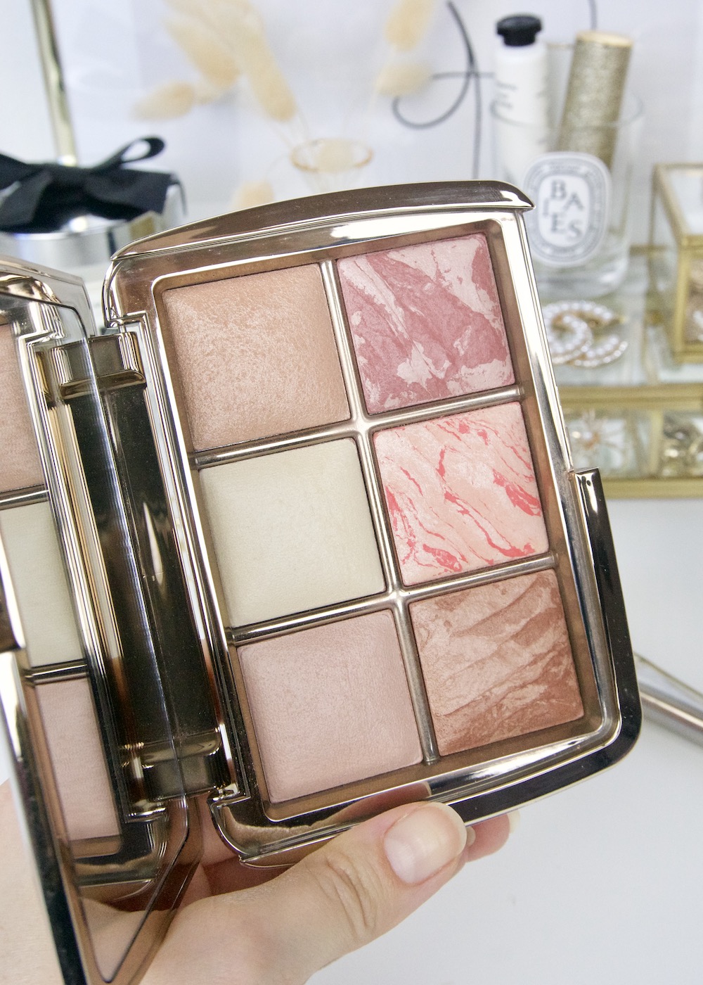 Hourglass Cosmetics Ambient Lighting Holiday Palette Edit Sculpture in hand