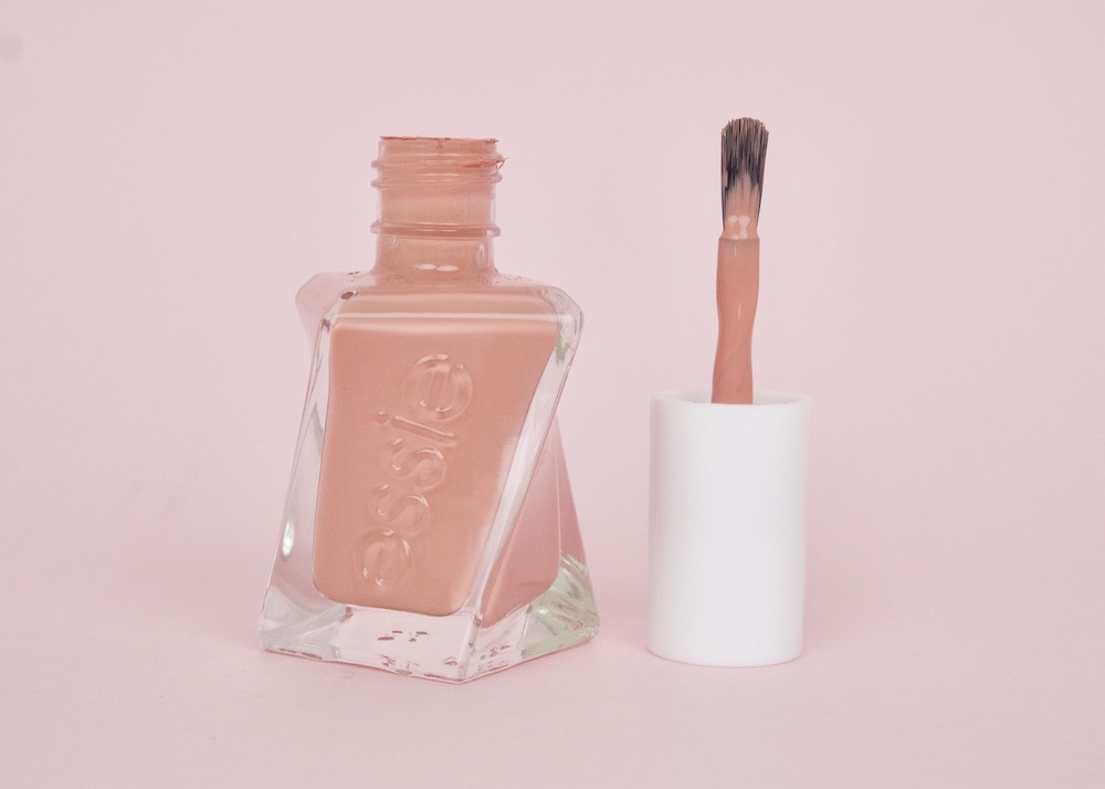 Essie Gel Couture Sew Me nagellak review + draagtest