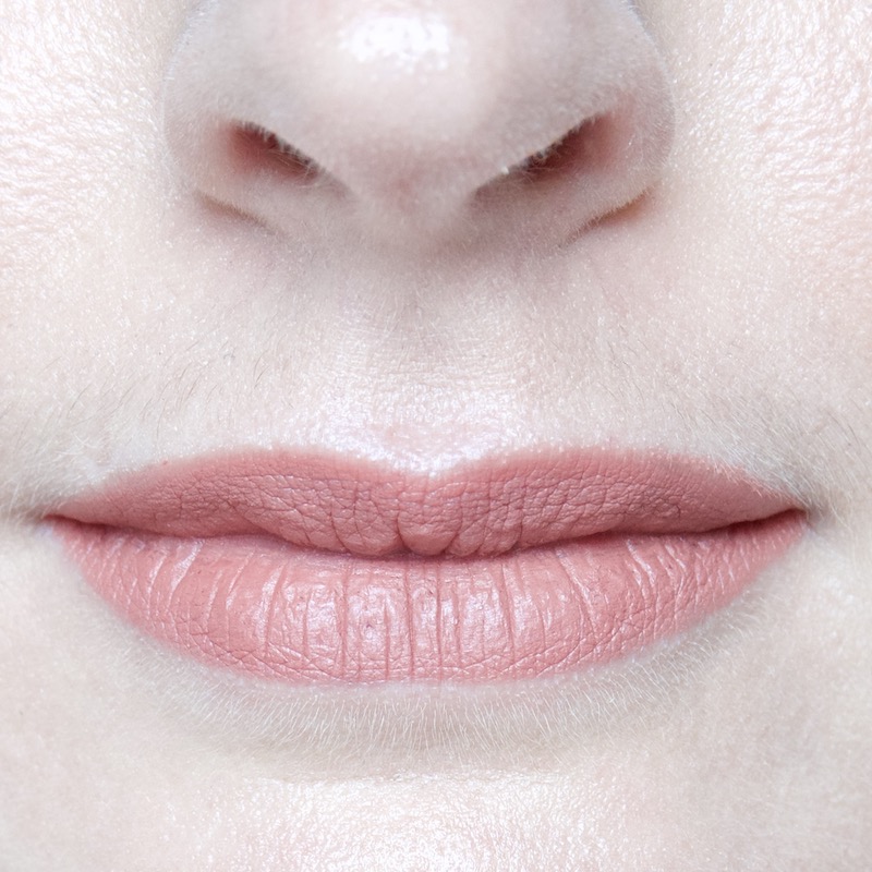 Charlotte Tilbury Pillow Talk Matte Revolution lipstick swatch op de lippen
