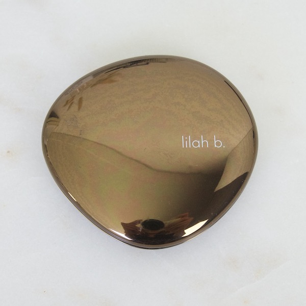 Lilah b. Glisten + Glow™ Skin Illuminator verpakking dicht